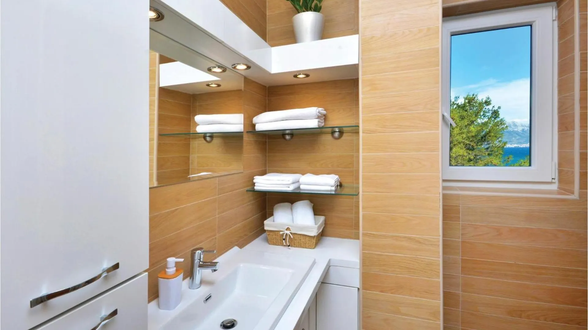 Gorgeous Home In Slatine With Wifi Trogir